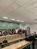 Galerie photo Nos élèves présentant leurs recherches sur un grand tableau de l'IM2AG